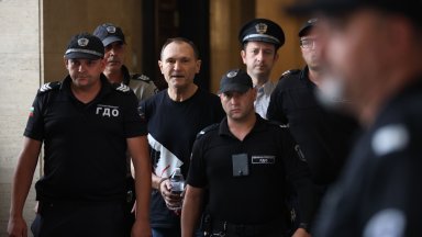 В съдебната зала прокурор Ангел Кънчев изнесе данни за връзките