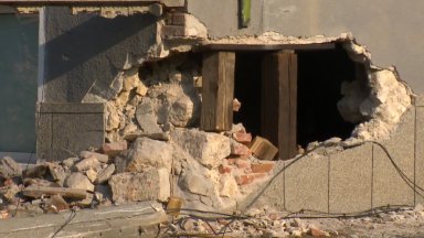 Трактор се заби в къща в пловдивско село, срути стената
