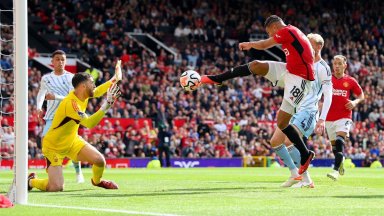 Драма в Англия: Юнайтед възкръсна от експресно 0:2, Арсенал загуби първи точки