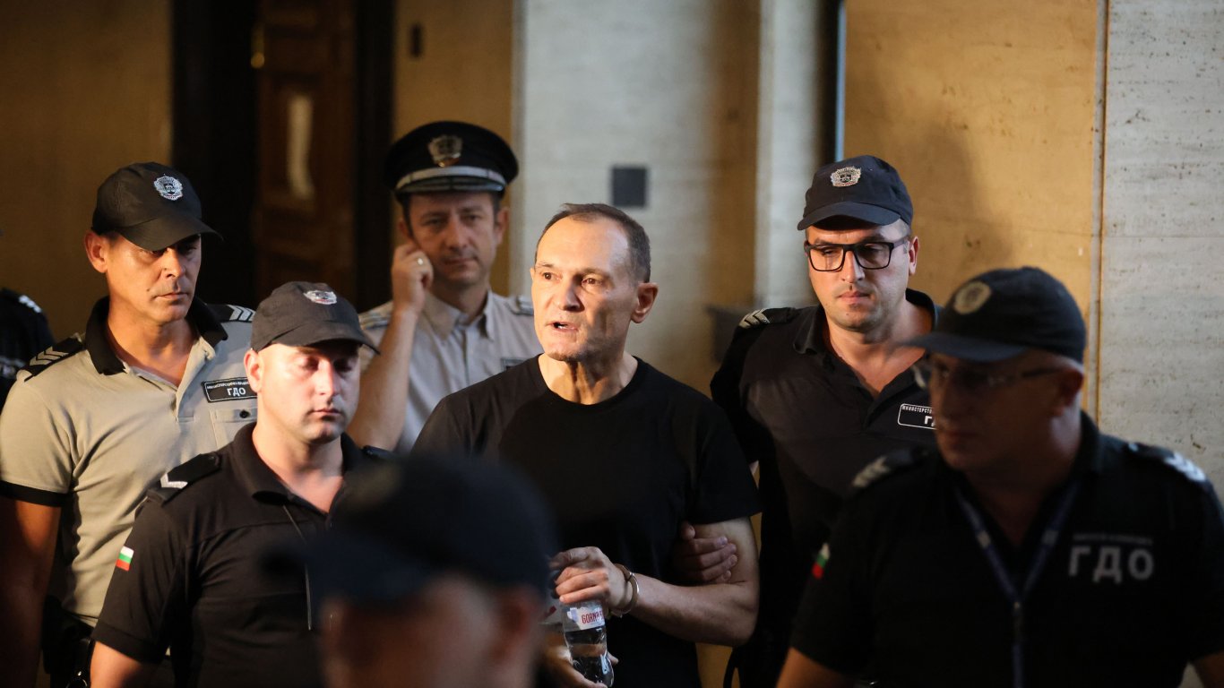 Адвокатите на Божков обжалваха задържането под стража