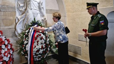 Митрофанова изкачи върха сама придружена от представители на дипломатическата мисия