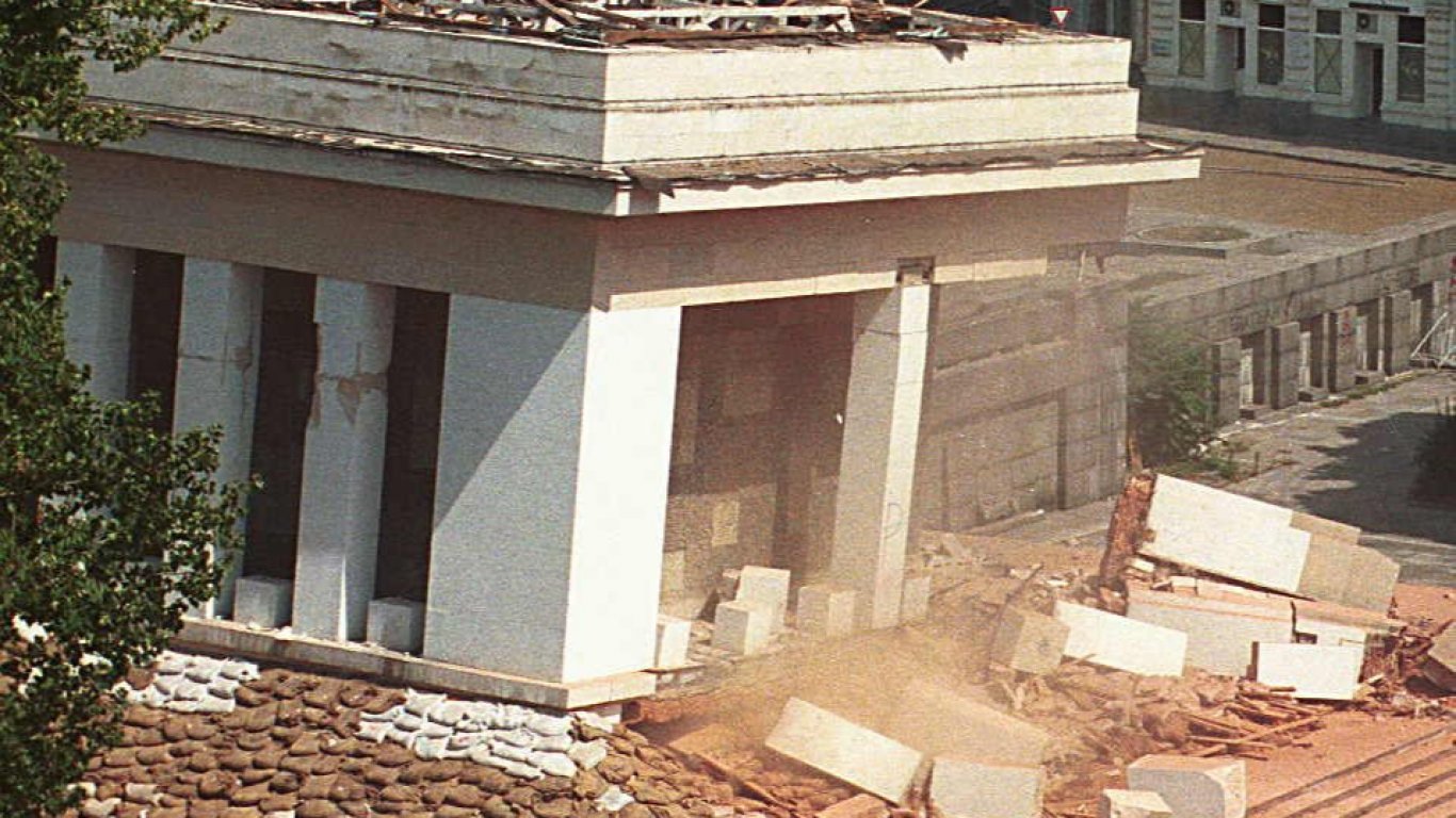 24 години от събарянето на мавзолея -  седем дни борба с взривове, булдозери и чукове