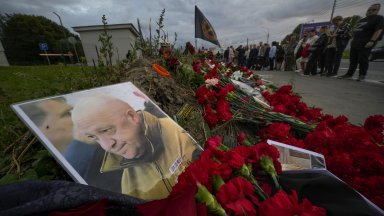 Евгений Пригожин е бил погребан на частна церемония в родния си град (снимки/видео)