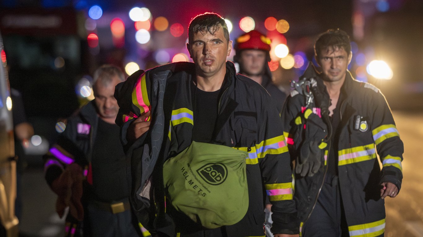 Три са вече жертвите след взрива на газстанцията в Румъния