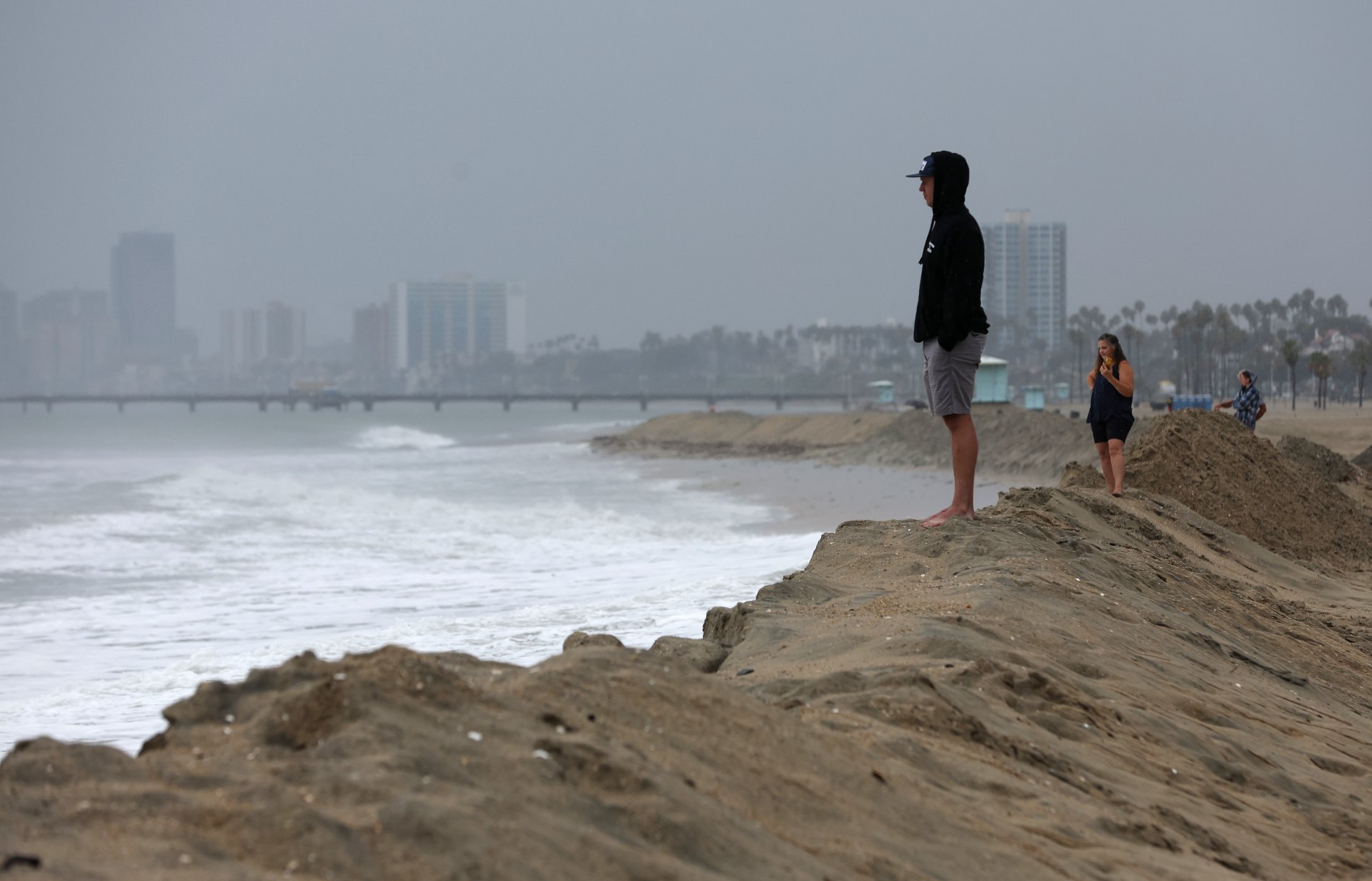 Хора на пясъчния бряг на плажа Белмонт Шор на 20 август 2023 г. в Лонг Бийч, Калифорния. 