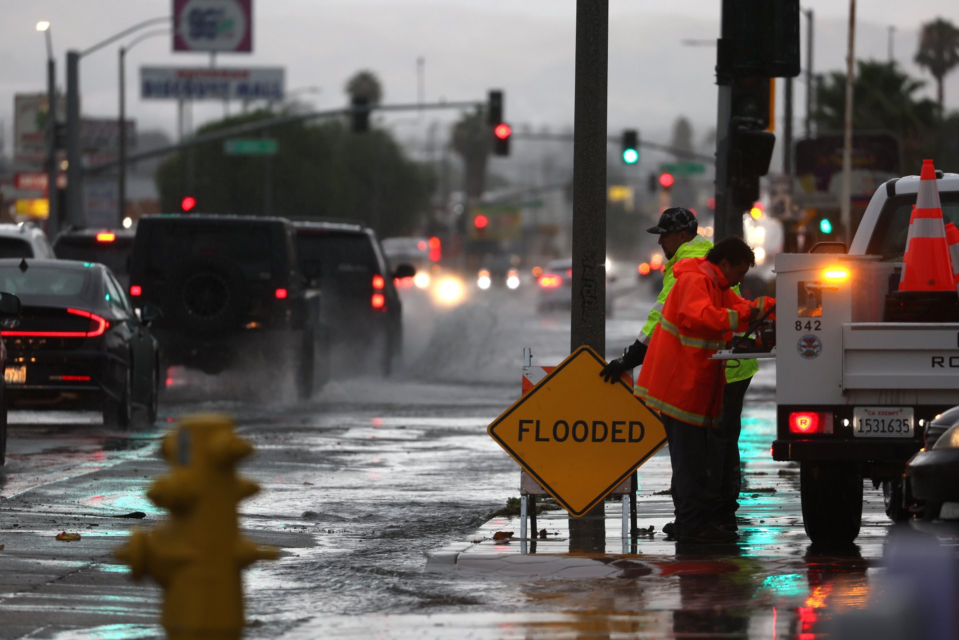 Знак, близо до наводнено кръстовище в Калифорния 