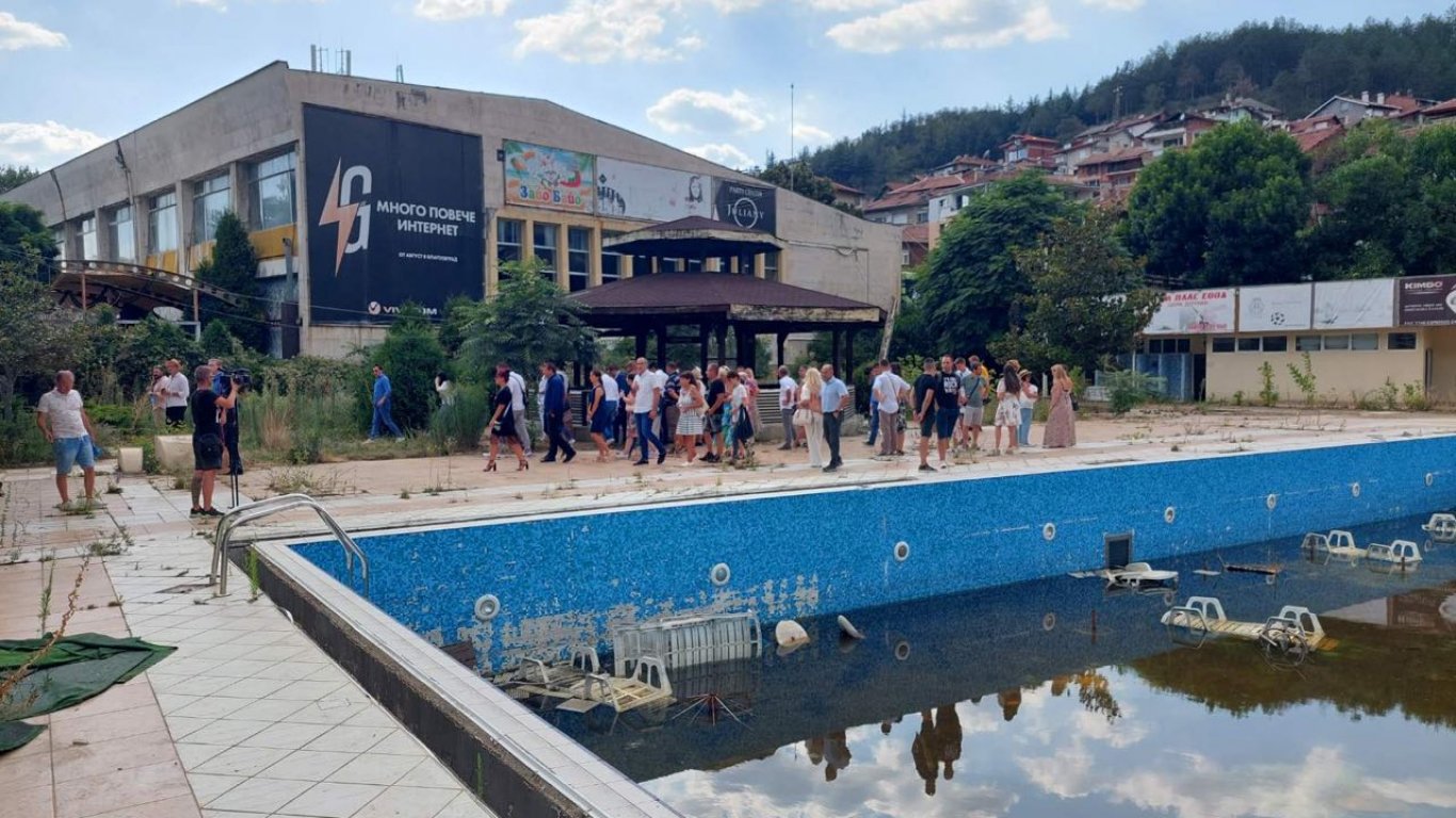 Община Благоевград обвини "Петков и свитата му" в незаконно нахлуване в градския аквапарк