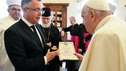 Папа Франциск получи реплика на сребърен ключ от Перперикон