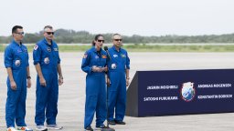 Четирима астронавти от четири държави потеглиха към МКС с космическия кораб "Дракон"