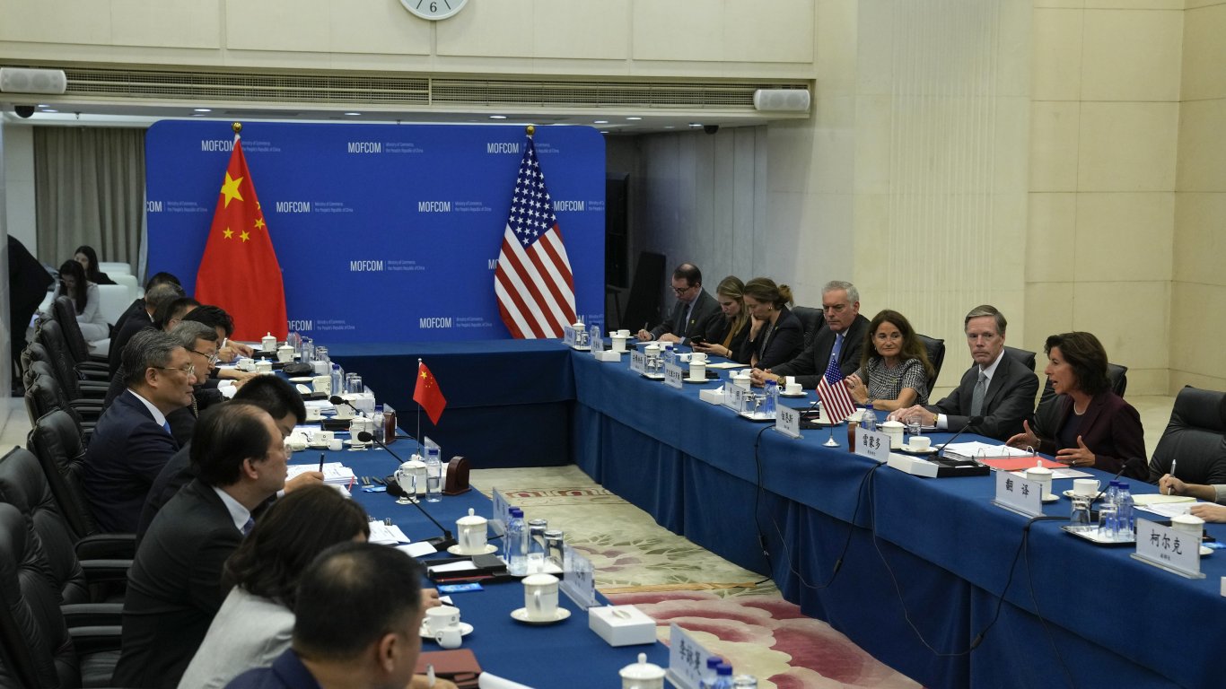 Вашингтон и Пекин разчупват ледовете със среща на високо ниво за търговията