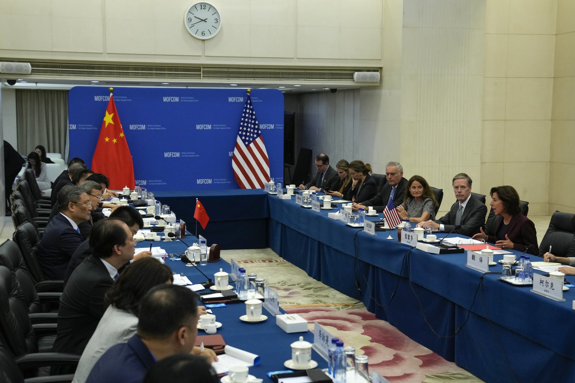 Министърът на търговията на САЩ Джина Раймондо и китайският й колега Ван Вънтао разговарят на днешвната си среща в Пекин в присъствието на делегации от двете страни.