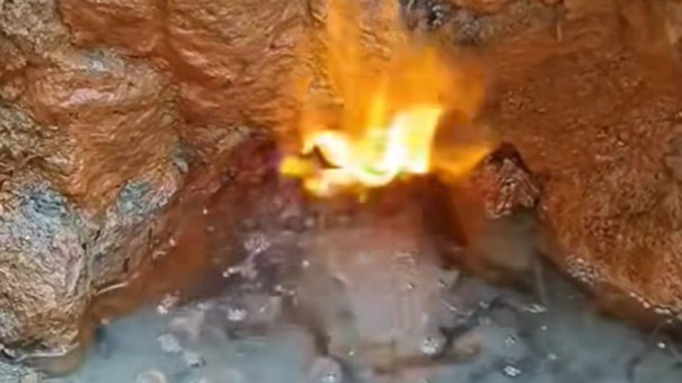 Извор с "горяща вода" в Долни чифлик се превърна в атракция (видео)
