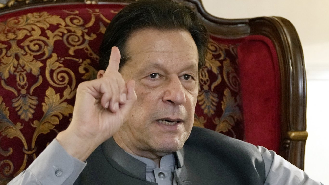 Върховният съд на Пакистан отхвърли две обвинения срещу бившия премиер 