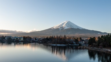 Японски град блокира гледката към планината Фуджи, за да спре тълпите туристи