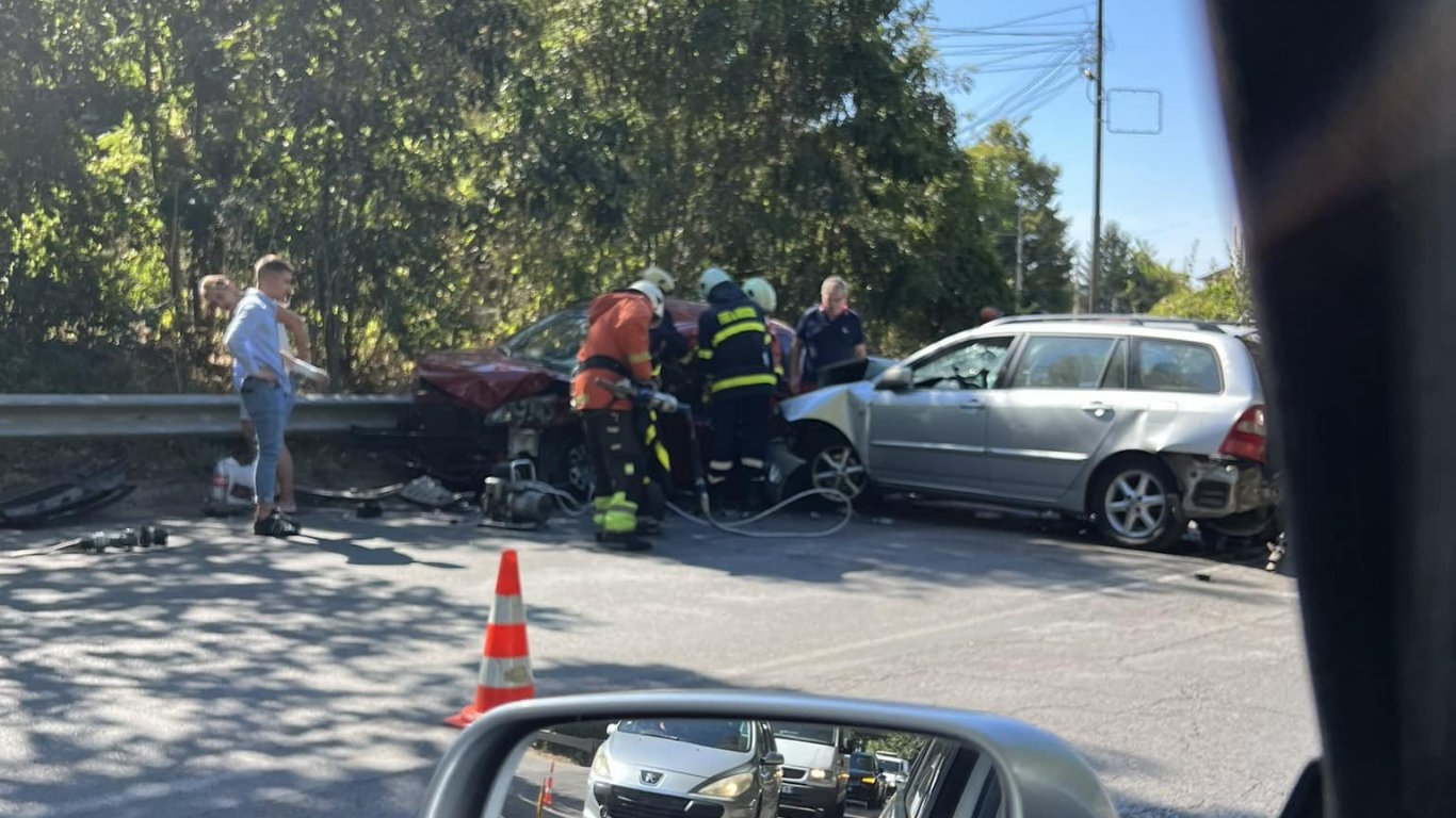 Верижна катастрофа с 4 коли на Околовръстното в София, ранена е жена (видео)
