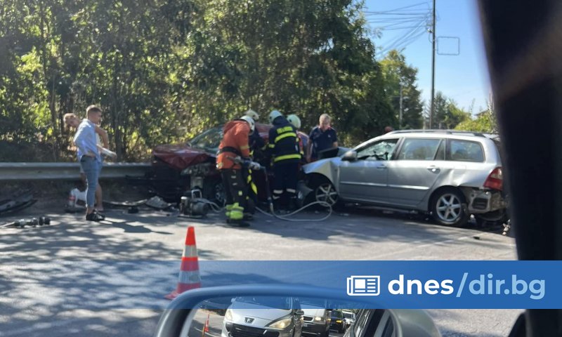 При инцидента е пострадала жена, която е извадена от автомобила