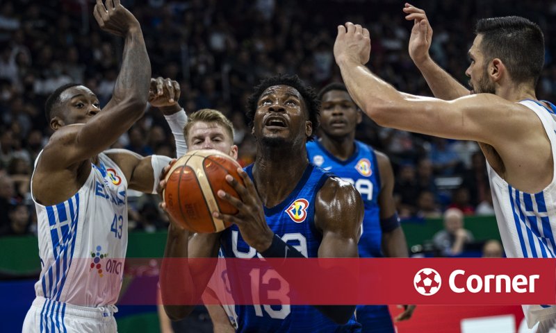 Късно вечерта в събота пред заведение на площада в центъра