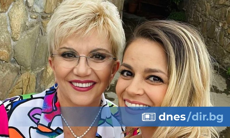 Късно вечерта в събота пред заведение на площада в центъра