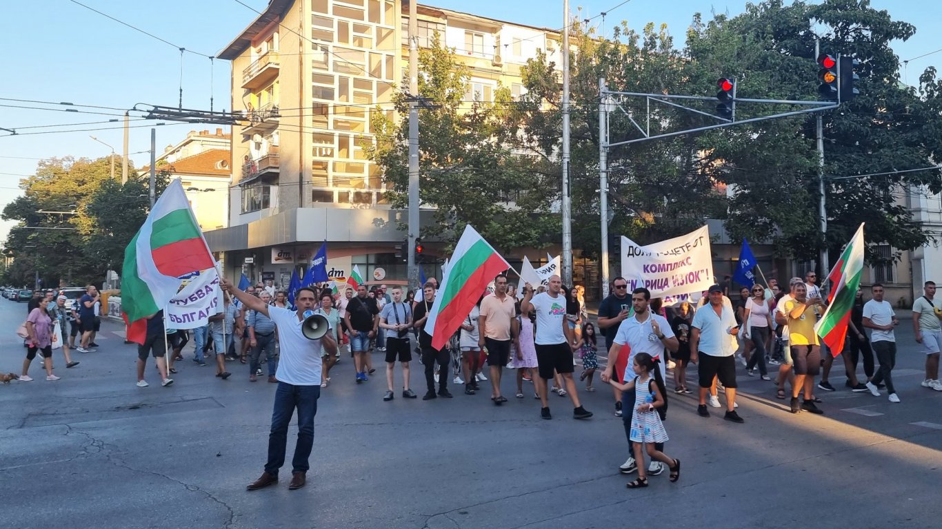Протестиращите в защита на "Мини Марица-изток" блокираха за кратко възлово кръстовище