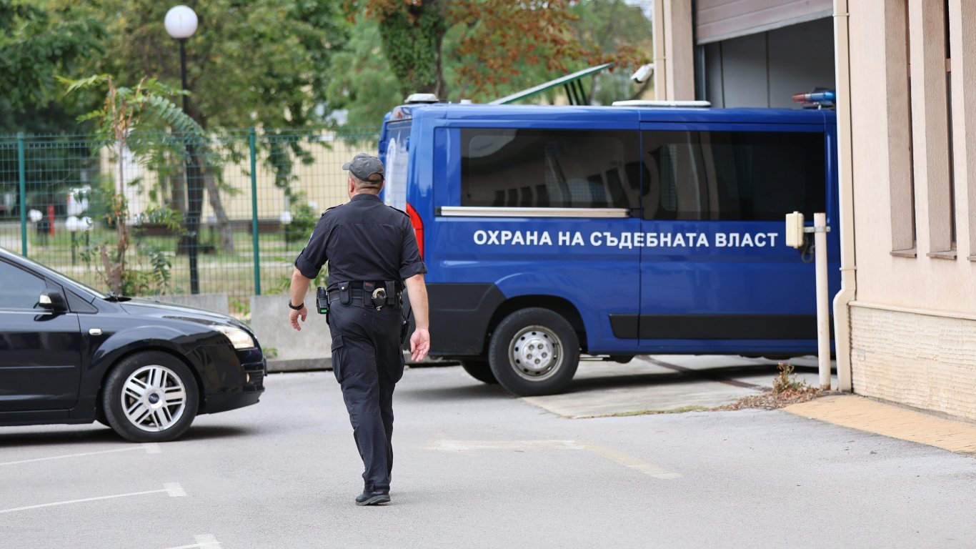 Под засилена охрана Божков се яви за разпит в Софийската градска прокуратура (снимки)