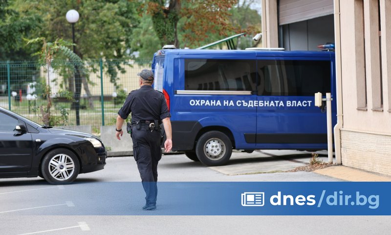 Божков беше докаран под конвой в Софийска градска прокуратура (СГП).
