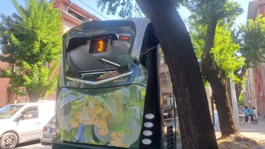 Шофьорът има над 30 години стаж Първите електрически в Стара Загора