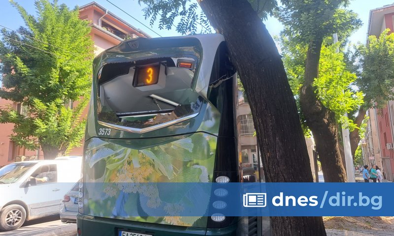 Шофьорът има над 30 години стаж.
Първите електрически в Стара Загора