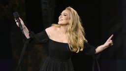 Многото лица на Адел: Как певицата се превърна от пухкава тийнейджърка в бляскава и стилна звезда?