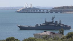 Губернаторът на Севастопол обяви въздушна тревога, движението по Кримския мост е спряно