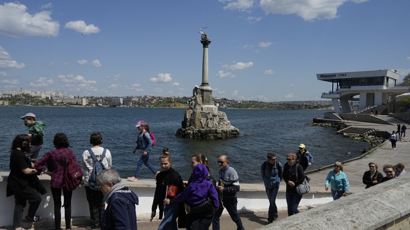 Руският туризъм в Крим е намалял, но мнозина все още не обръщат внимание на рисковете