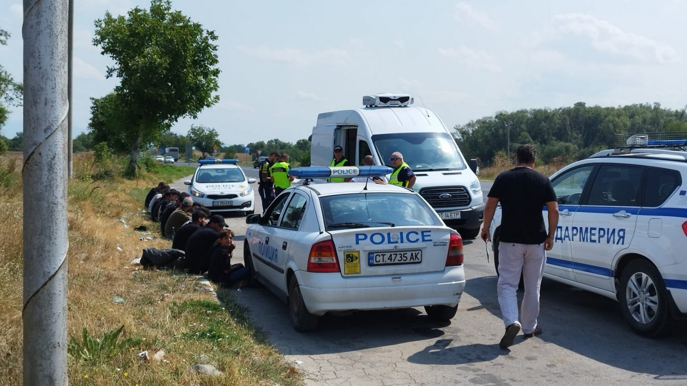Заловиха 23 мигранти в бус на Подбалканския път за София (видео)