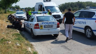 Нелегалните чужденци 23 на брой са пътували в бус Хванати