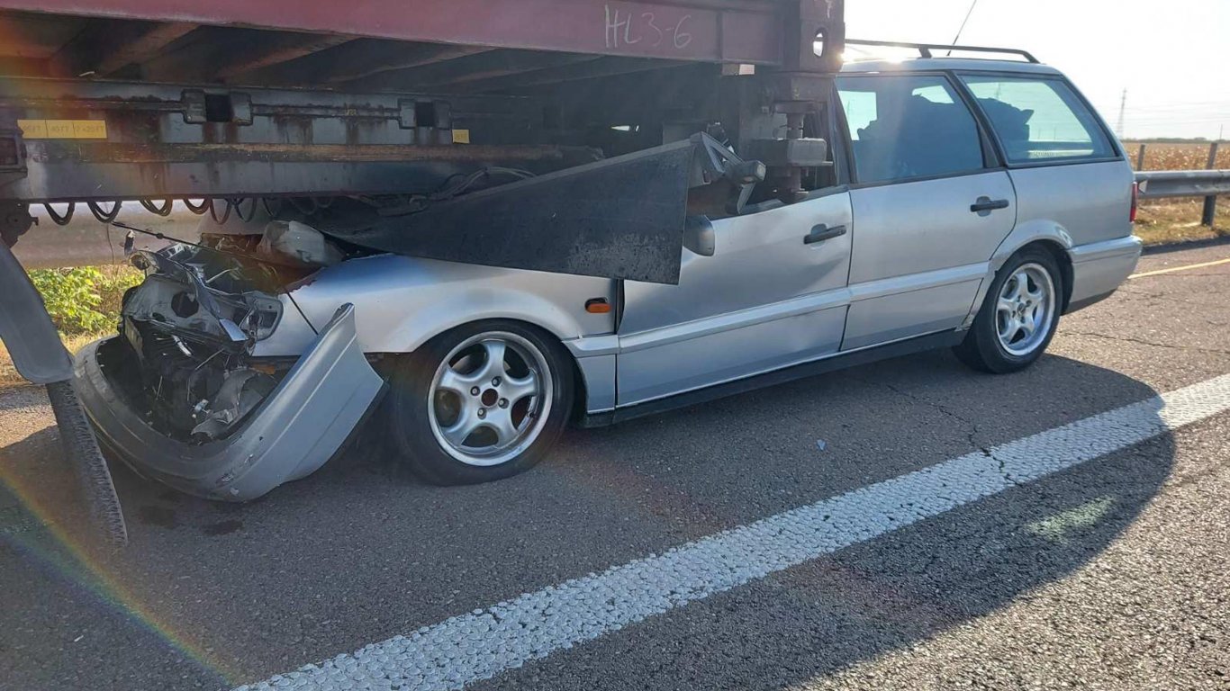 Шофьор заби колата си под движещ се камион на "Тракия", спътницата му е с опасност за живота