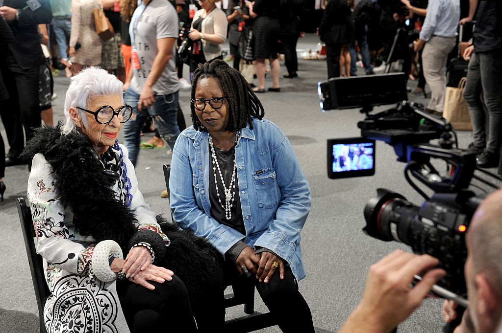 Айрис дава интервю пред Упи Голдбърг по време на седмицата на модата в Ню Йорк