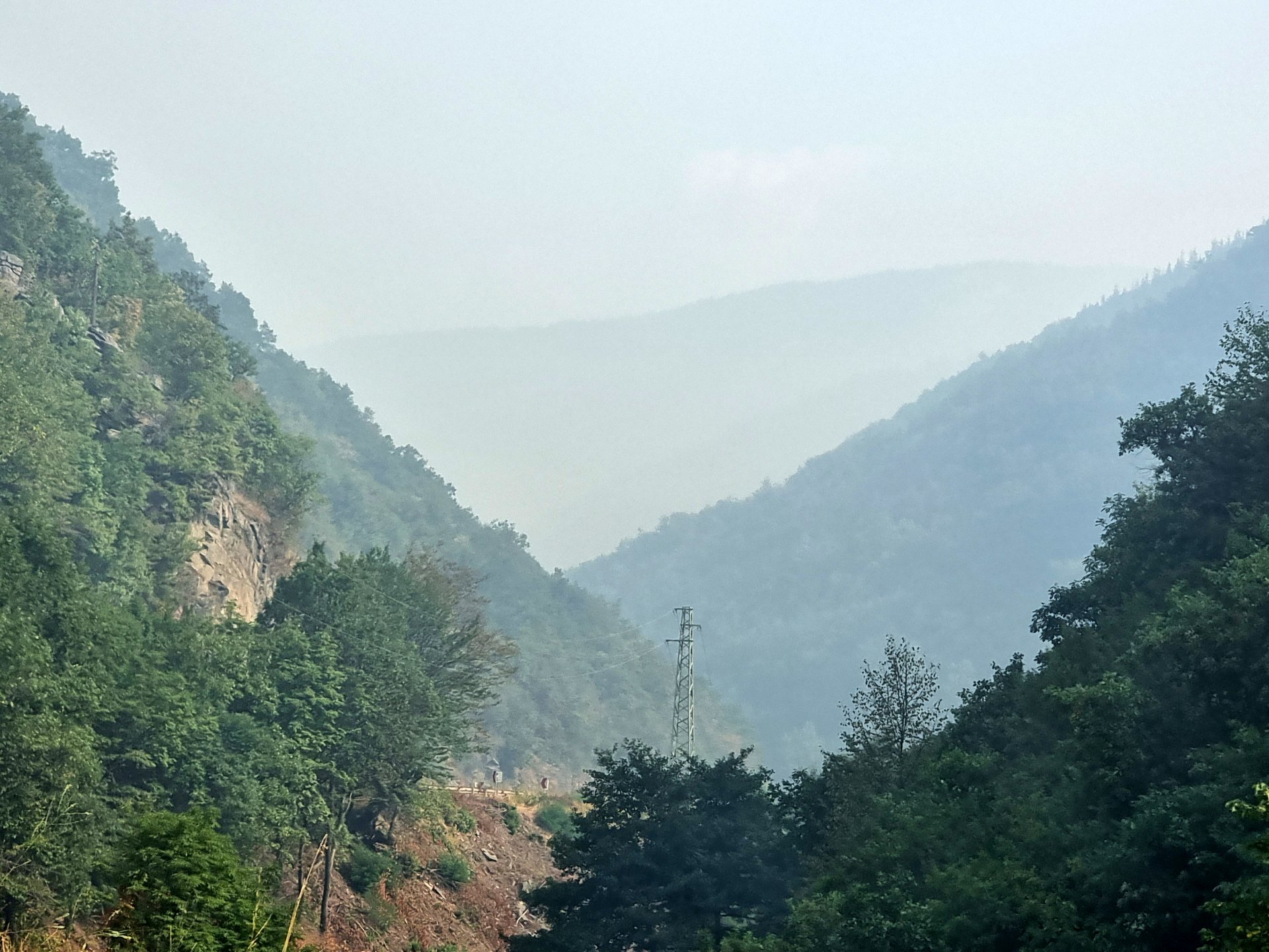 След Чепеларе, почти до Бачково, се вижда задимяването от пожарите в защитени склонове на Родопите
