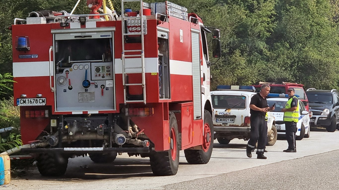 Пожар до пътното платно затруднява движението край Кресна
