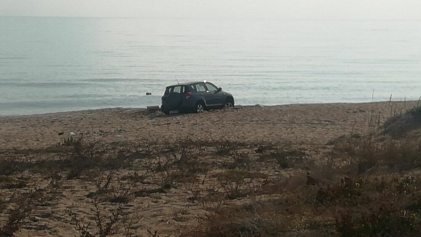 Руснак паркира джип върху дюни край Созопол