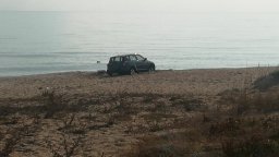 Руснак паркира джип върху дюни край Созопол