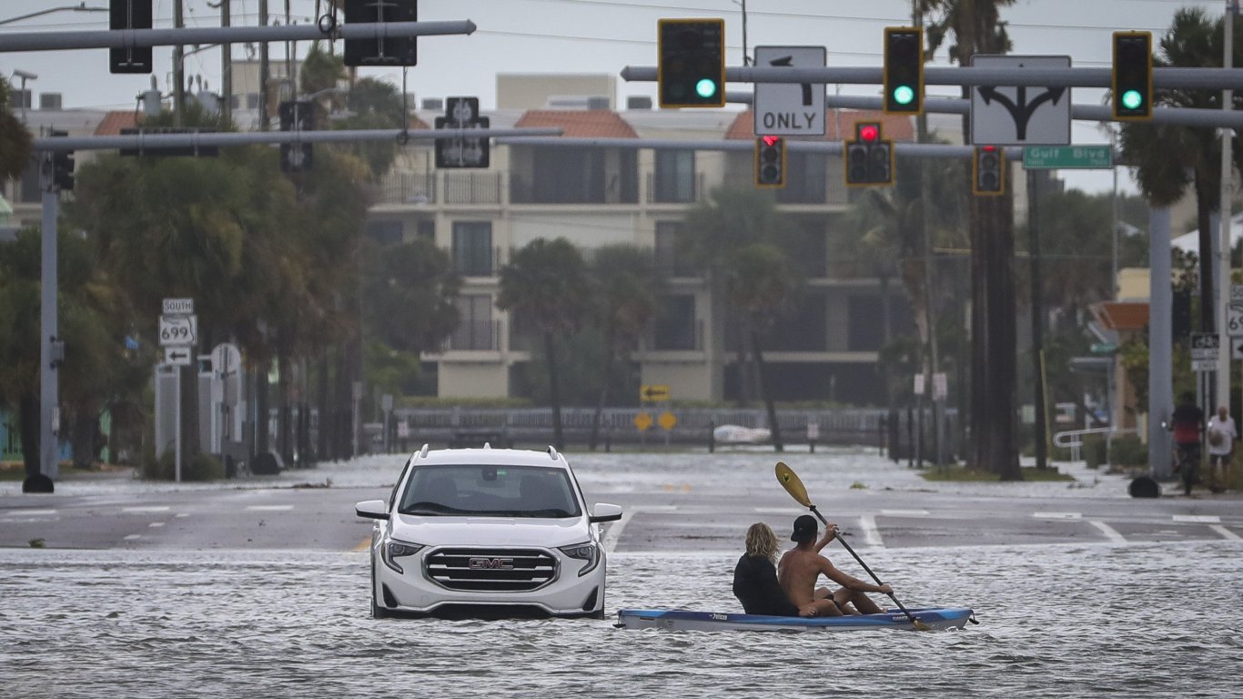 Стотици отменени полети, наводнения, разрушителни ветрове: Ураганът Идалия връхлетя Флорида
