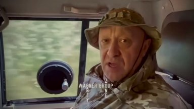 В него той е облечен в камуфлажни дрехи и прави