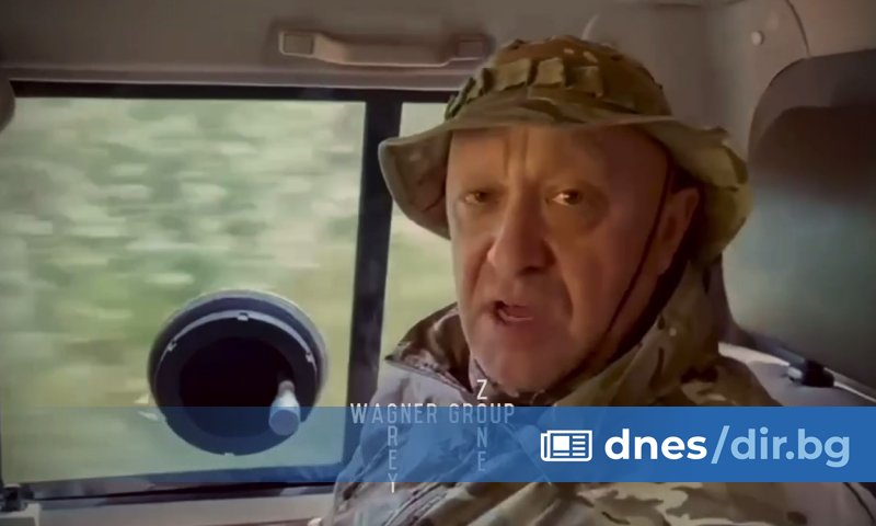 В него той е облечен в камуфлажни дрехи и прави