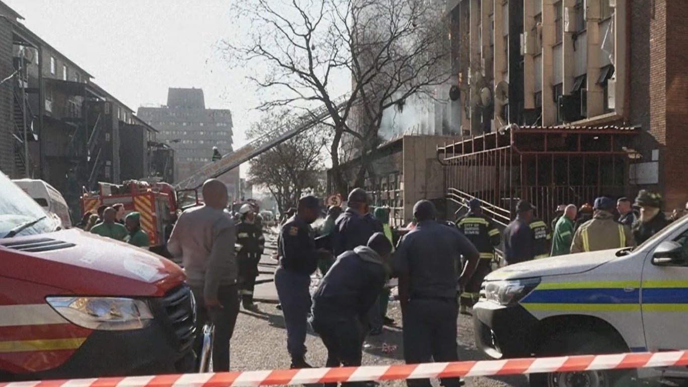 Огнен ад в 5-етажна сграда в Йоханесбург, над 70 жертви, сред тях 7 деца (видео)