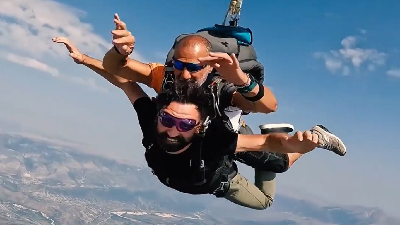 Скокове с парашути в "каменния град" в Северен Епир