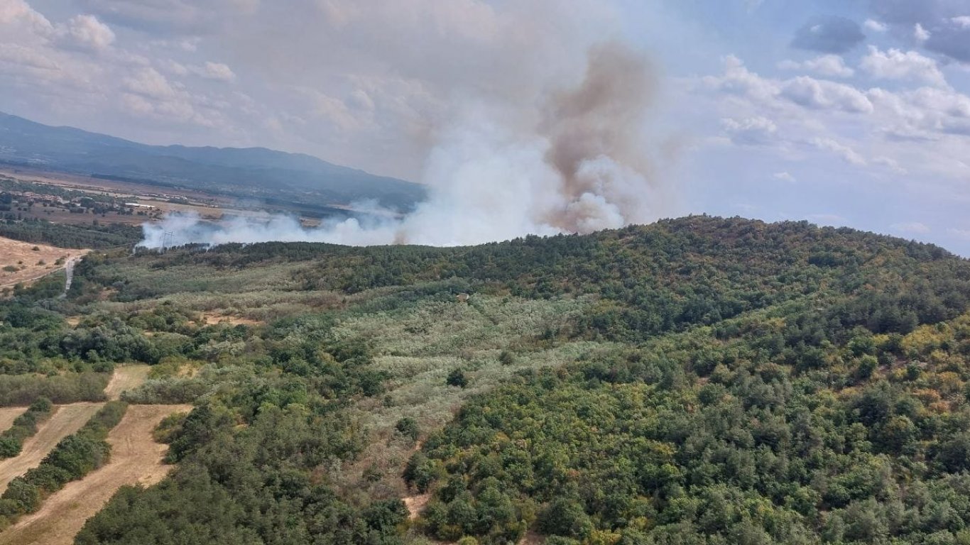 Пожар избухна край електрически далекопровод в Хисарско