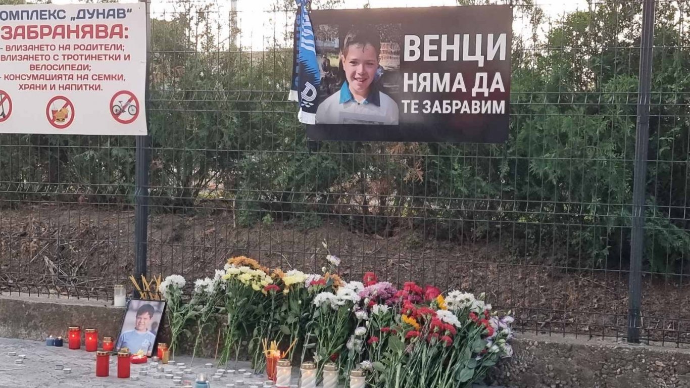 Бдение със свещи в Русе в памет на нелепо загиналия от мълния 11-годишен Венци