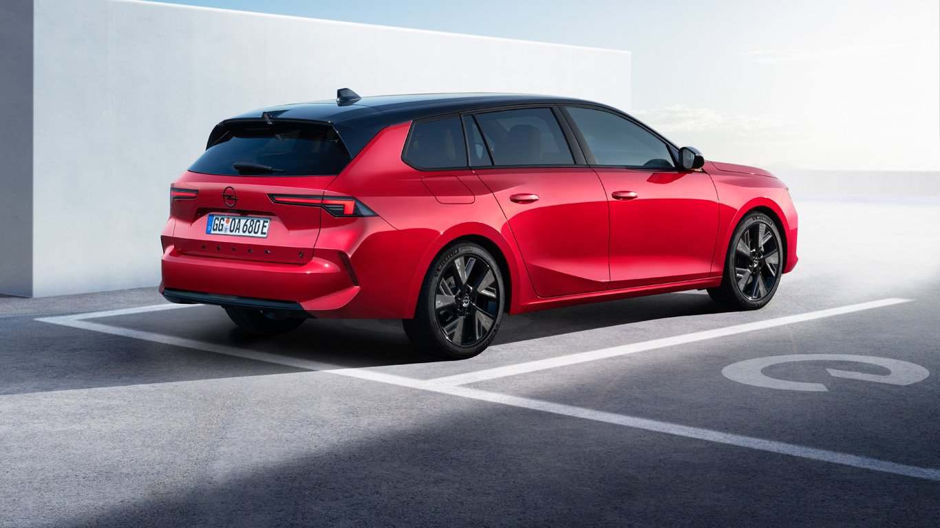 Новият Opel Astra Sports Tourer тръгва на ток