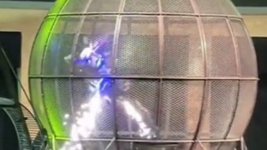 В цирковия номер участват двама каскадьори пише УНИАН От видеото записало