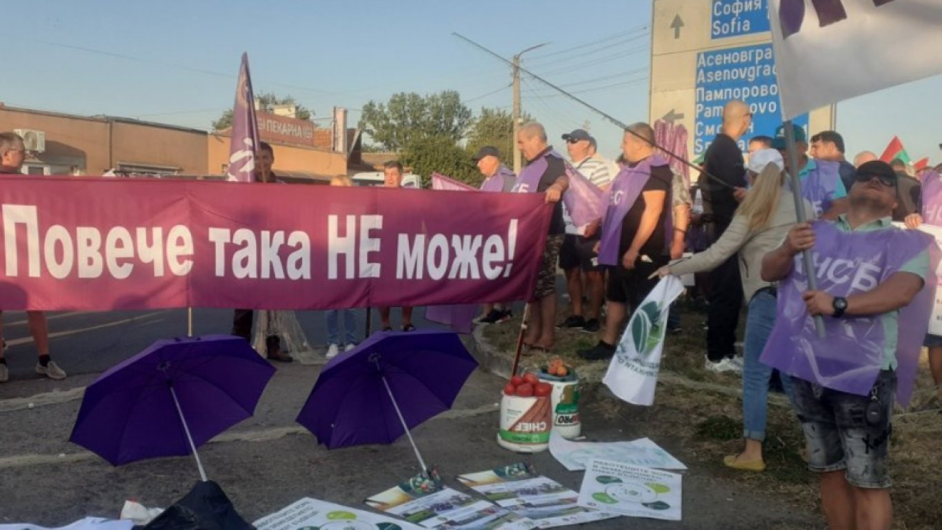 Служители от "Борба с градушките" и рибарската агенция блокираха пътя Пловдив-Асеновград