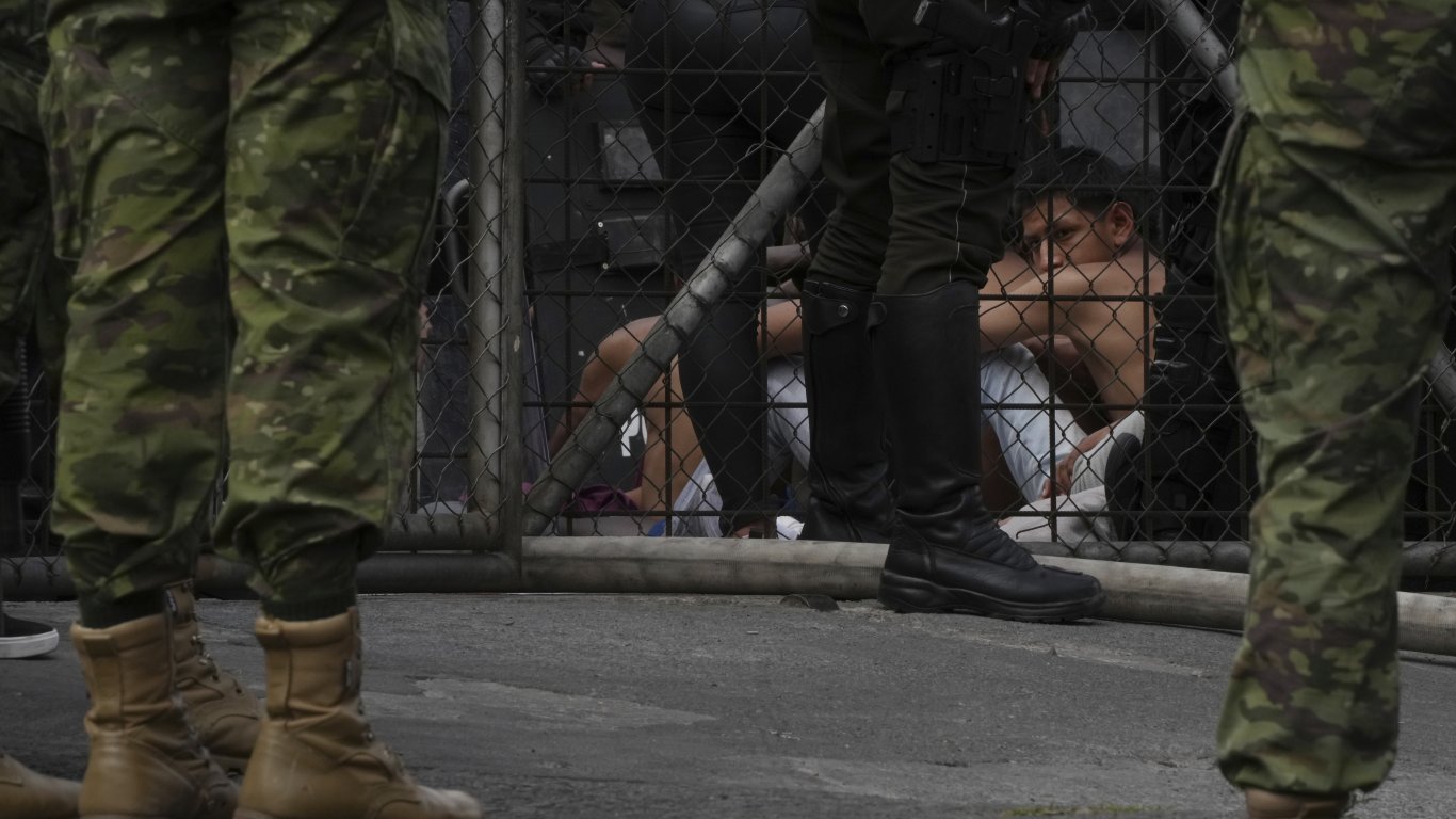 57 надзиратели и полицаи са взети за заложници в затвор в Еквадор