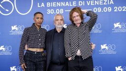 Режисьорът Люк Бесон се завърна на кинофестивала във Венеция с филма "Догмен"